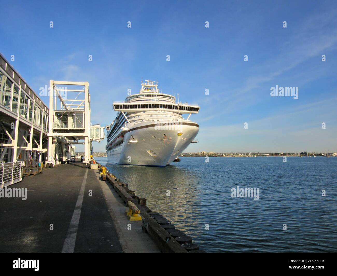 Paysage avec un paquebot de croisière amarré dans le West Side gangway du terminal de bateaux de croisière 10th Avenue au port de San Diego en Californie Etats-Unis. Banque D'Images