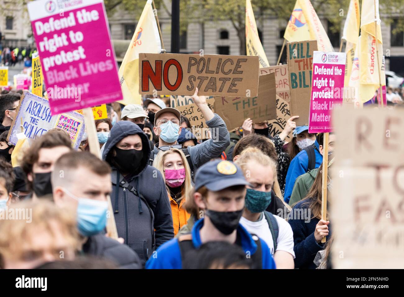 Foule de manifestants avec des pancartes à l'occasion de la manifestation « Kill the Bill » contre le nouveau projet de loi de police, Londres, 1er mai 2021 Banque D'Images