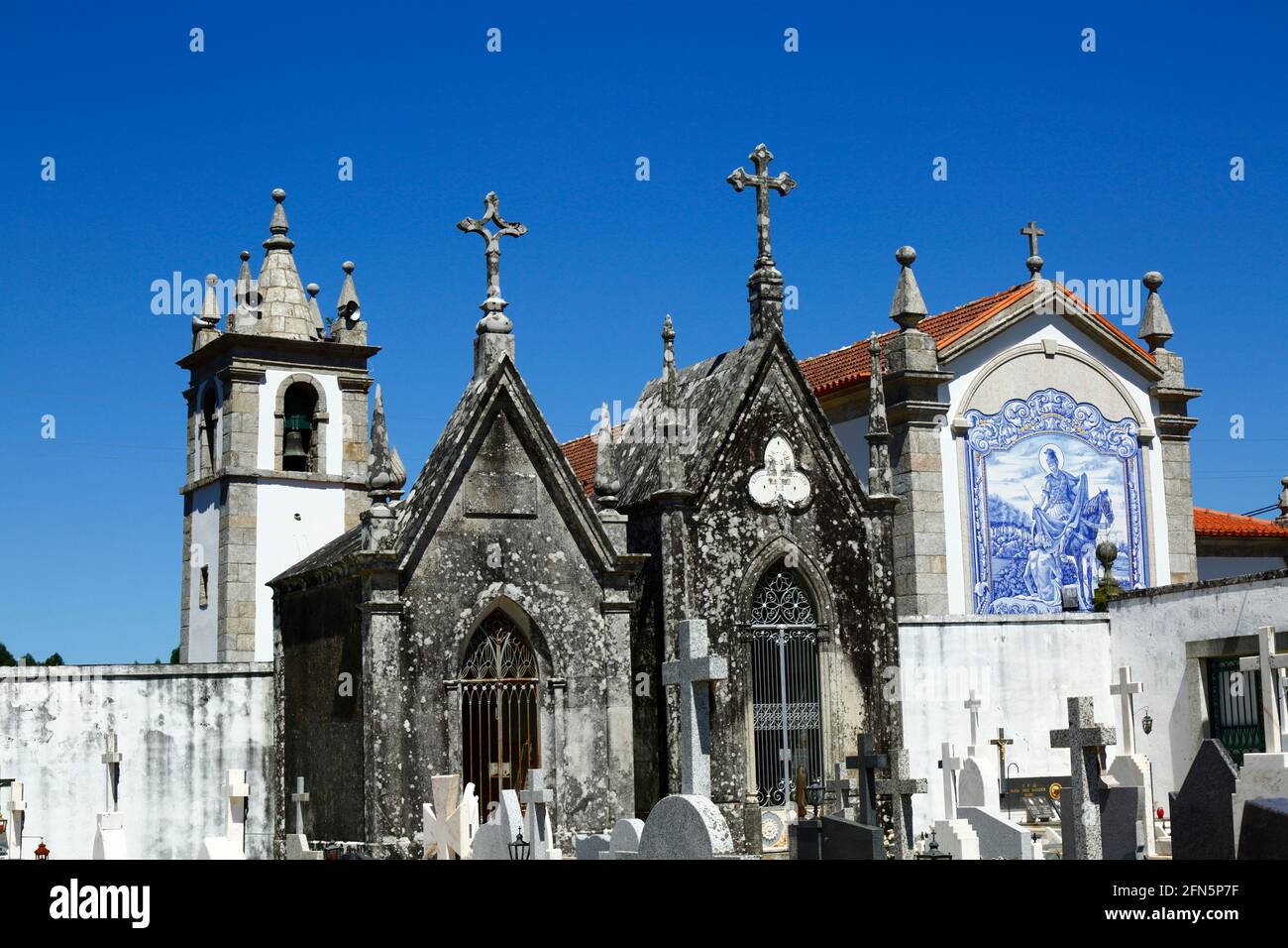 Mausolées dans un cimetière près de l'église San Martinho, village de Freixieiro de Soutelo, province de Minho, Portugal Banque D'Images