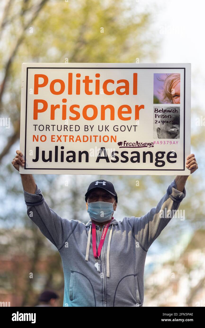 Manifestant avec le écriteau Julian Assange à l'occasion de la manifestation « Kill the Bill » contre le nouveau projet de loi sur les services de police, Londres, 1er mai 2021 Banque D'Images