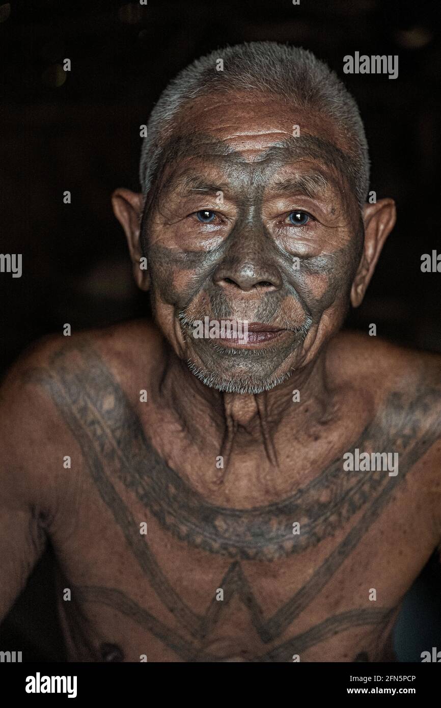 Des tatouages faciaux ont également été gagnés pour prendre une tête d'ennemis. INDE: DES portraits FASCINANTS ont capturé les quelques chasseurs de têtes restants d'une Inde éloignée Banque D'Images