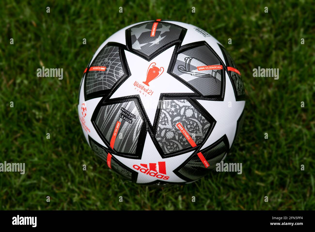 Gros plan sur la finale de football 2021 de la Ligue des champions de  l'UEFA d'Adidas Photo Stock - Alamy