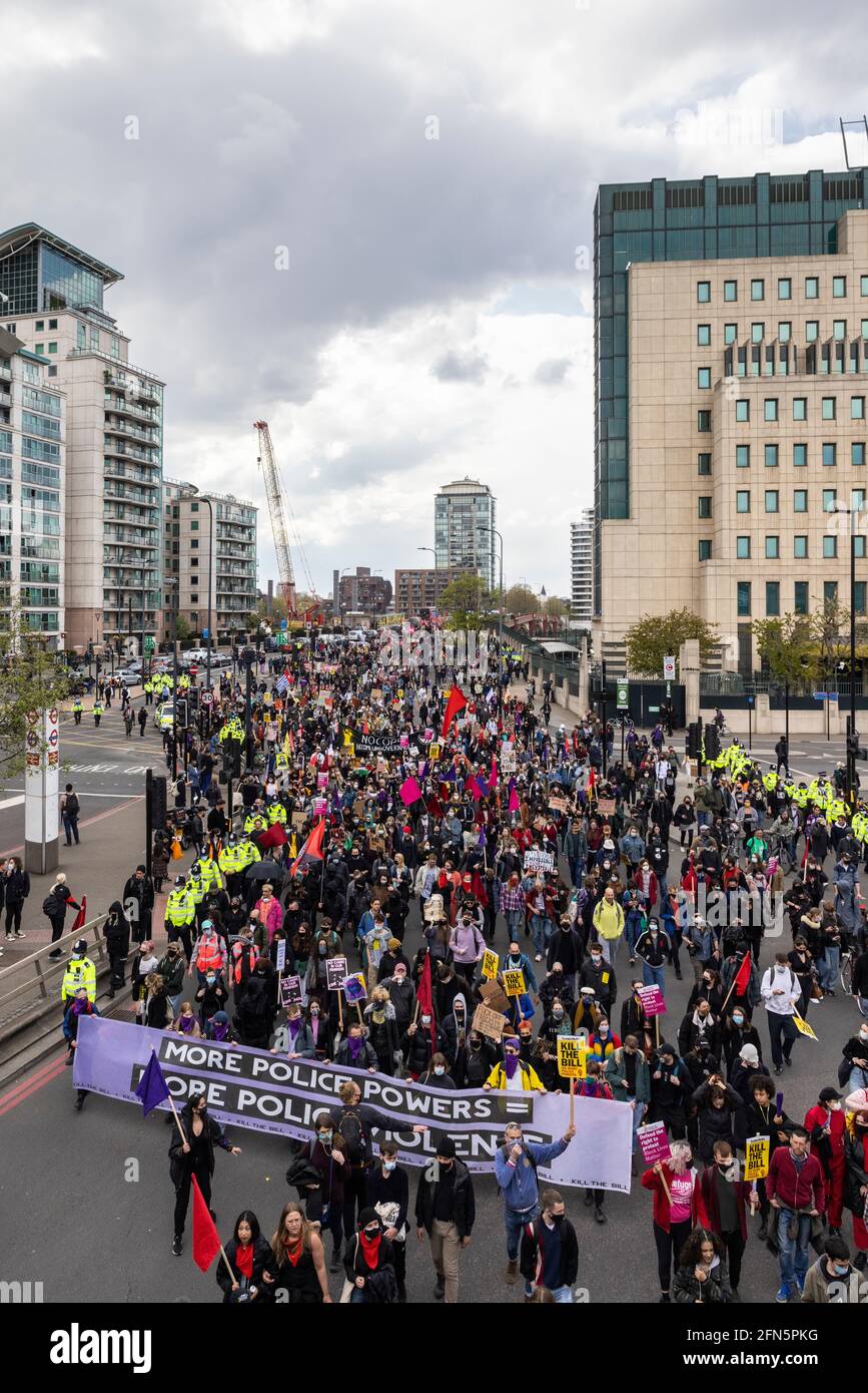 Une foule de manifestants passe devant le bâtiment MI5 lors d'une manifestation « Kill the Bill » contre un nouveau projet de loi de police, Londres, 1er mai 2021 Banque D'Images