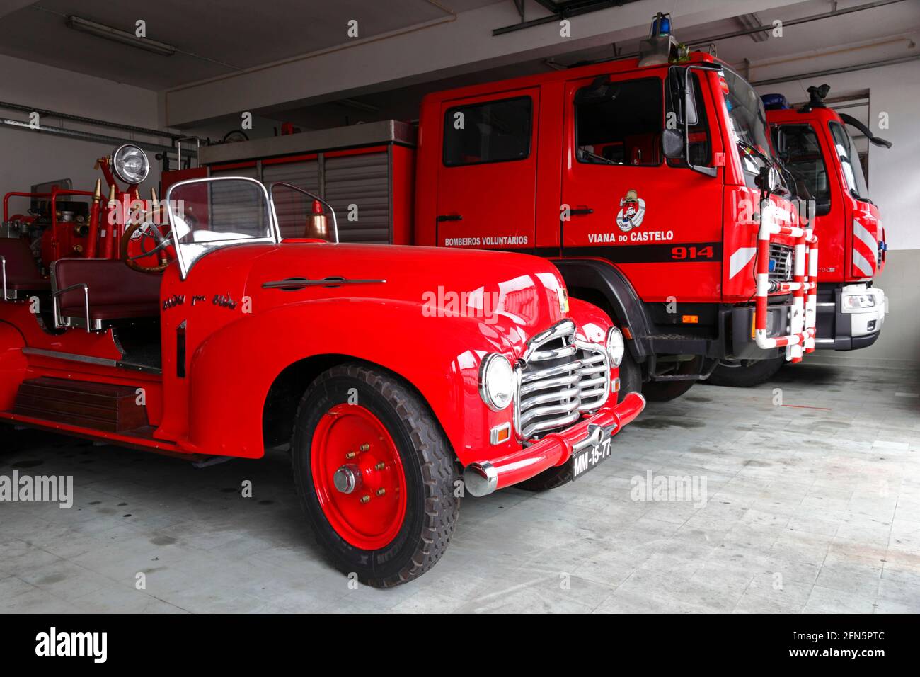 Haynes vintage et les moteurs d'incendie modernes dans la caserne d'incendie de Viana do Castelo, province de Minho, au nord du Portugal Banque D'Images