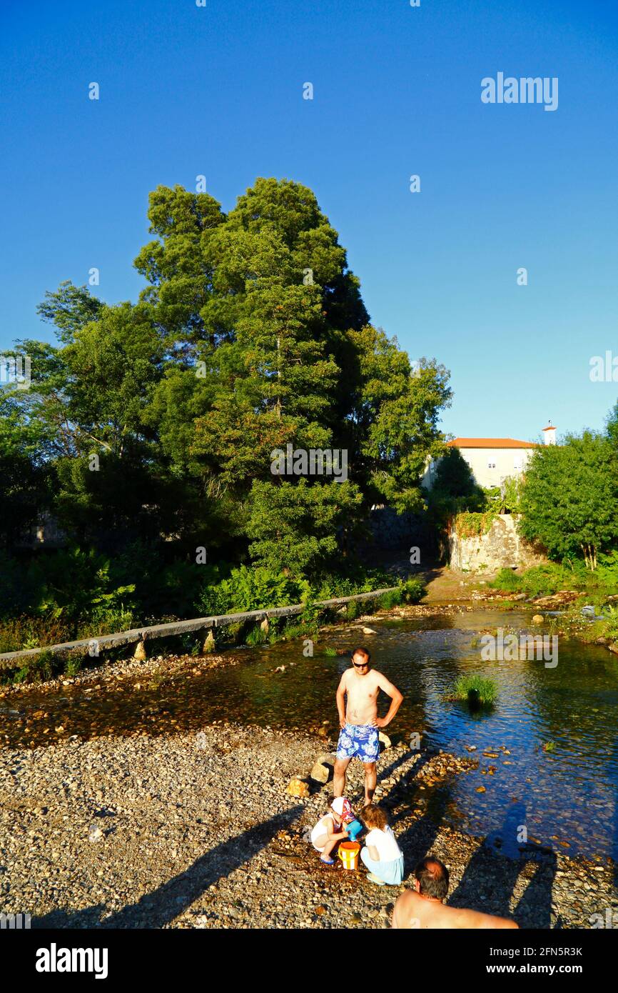 En famille, profitez d'un après-midi d'été à côté d'un vieux pont en pierre sur la rivière Ancora à Porto Covo, près de Vila Praia de Ancora, province de Minho, nord du Por Banque D'Images En famille, profitez d'un après-midi d'été à côté d'un vieux pont en pierre sur la rivière Ancora à Porto Covo, près de Vila Praia de Ancora, province de Minho, nord du Por Banque D'Images
