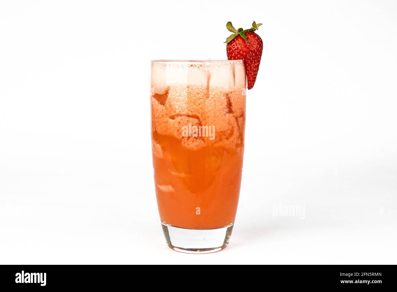 Smoothie au cocktail de fraises fraîches rouges dans le verre avec glace isolée sur blanc. Boisson vitaminée détox. Banque D'Images