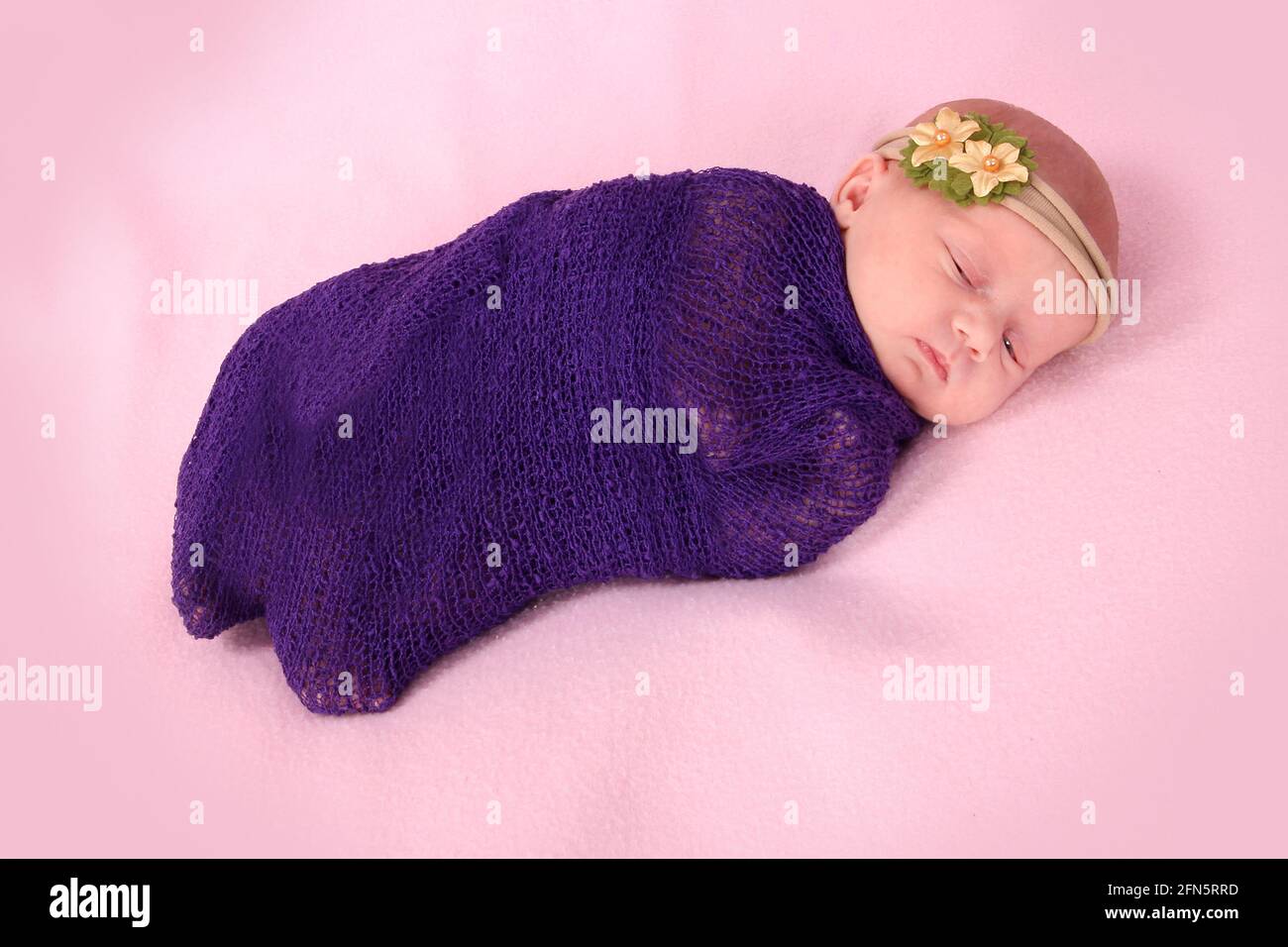 1 Semaine Bebe Fille Dormant Sur Une Couverture Dans La Creche La Maison De L Hopital De Maternite Rapidement Quelques Jours De Vie Photo Stock Alamy