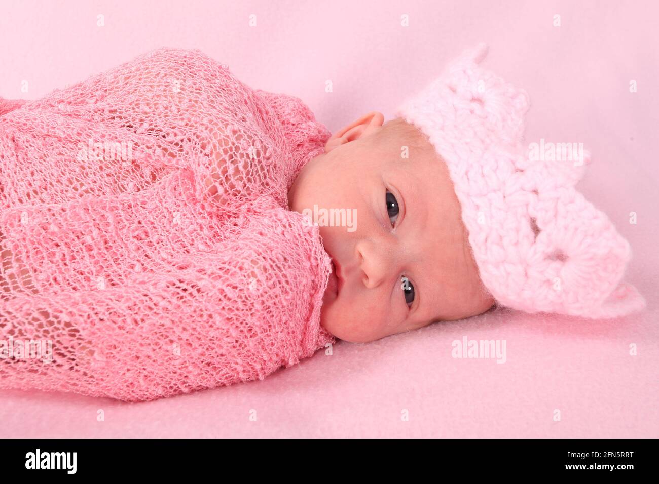 Hopital De Maternite Bebe Fille Pret A Rentrer A La Maison A La Famille Aimante Photo Stock Alamy