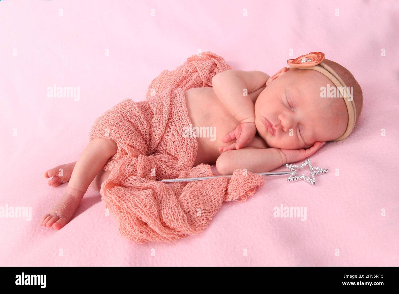 1 Semaine Bebe Fille Dormant Sur Une Couverture Dans La Creche La Maison De L Hopital De Maternite Rapidement Quelques Jours De Vie Photo Stock Alamy