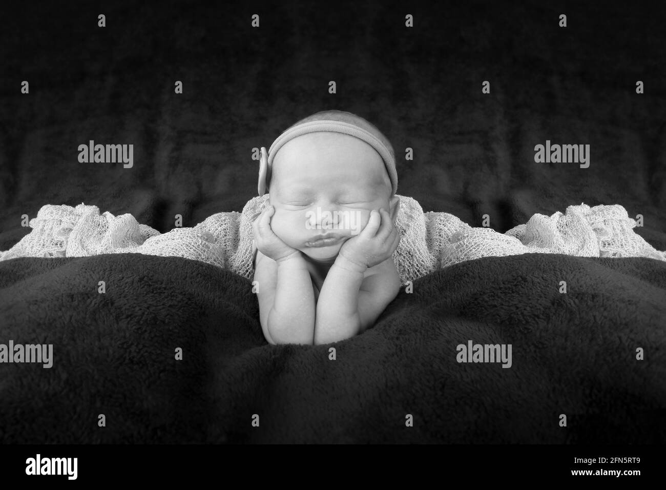 Bebe Fille De 1 Semaine Dormant Sur Une Couverture Dans La Pepiniere Nouveau Ne Photo Stock Alamy