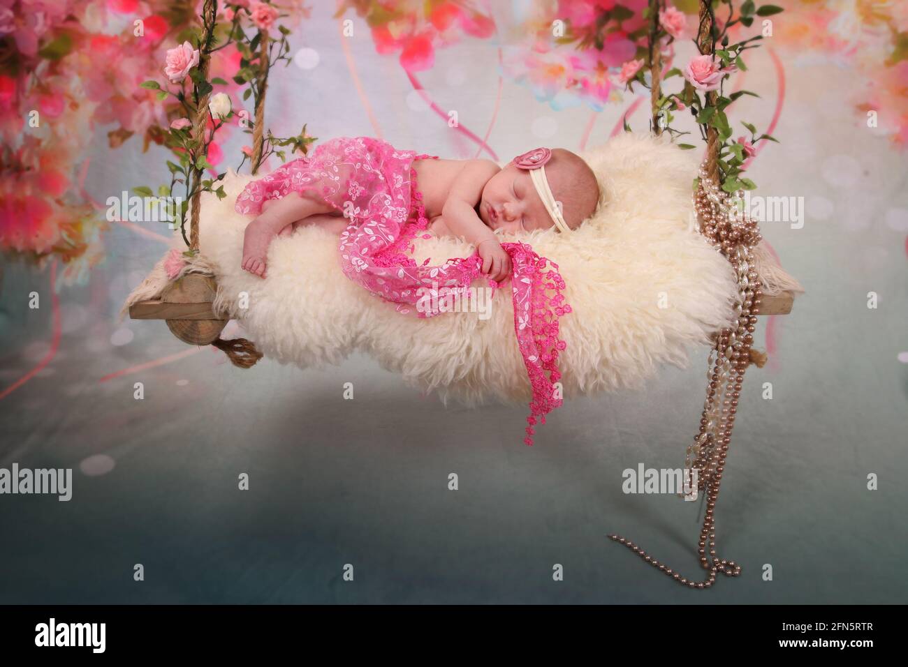 Nouveau-Né Bébé Dormant Sur Une Balançoire, Rêvant, Sommeil Reposant Dans Un  Monde De Rêve, Détendu Et Heureux Photo Stock - Alamy