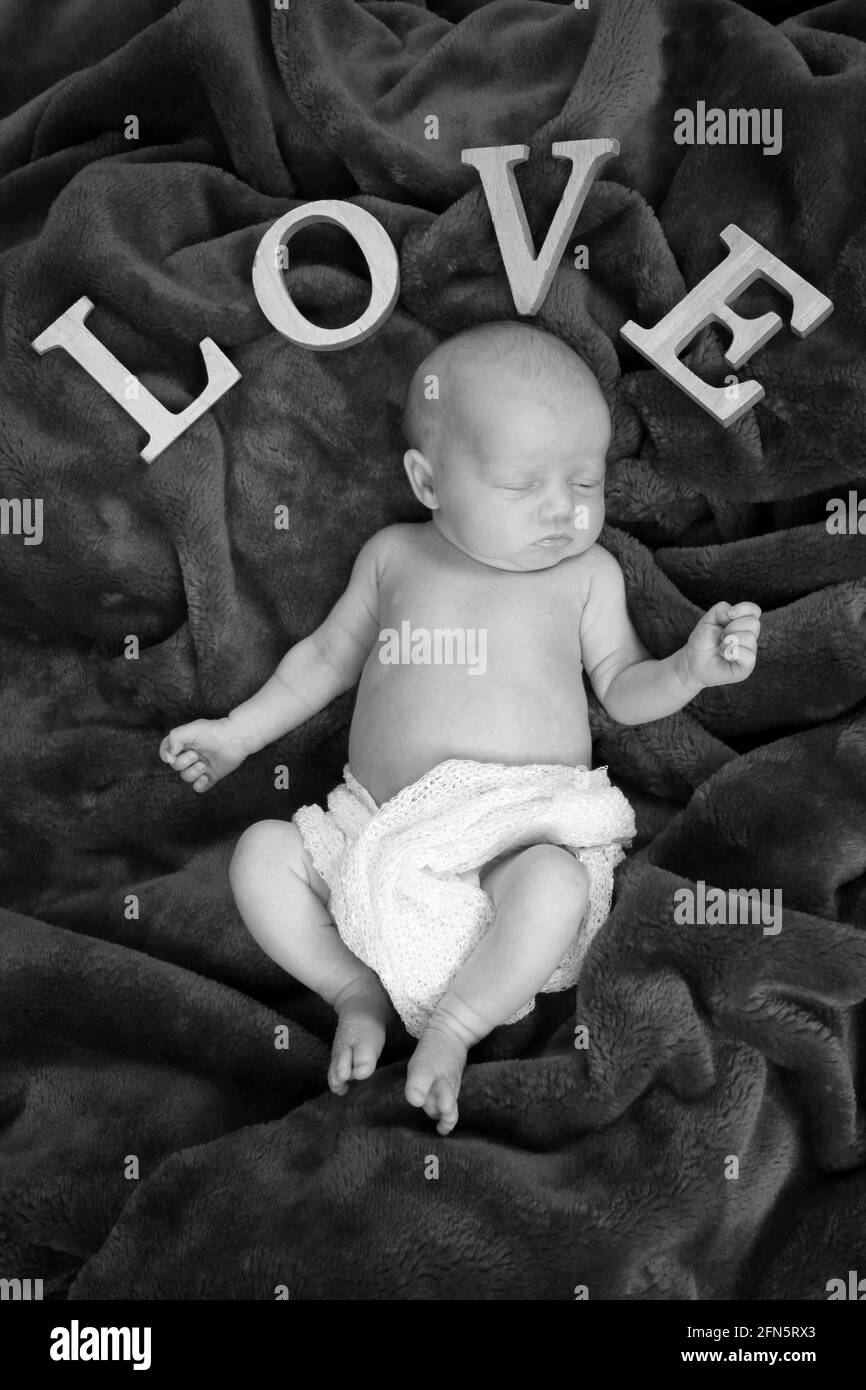 Bebe Fille De 1 Semaine Dormant Sur Un Tapis Dans La Pepiniere Aimant La Vie De Famille Photo Stock Alamy