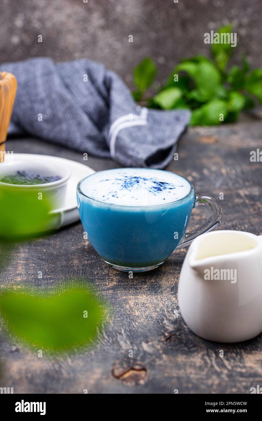 Latte matcha bleu avec lait Banque D'Images