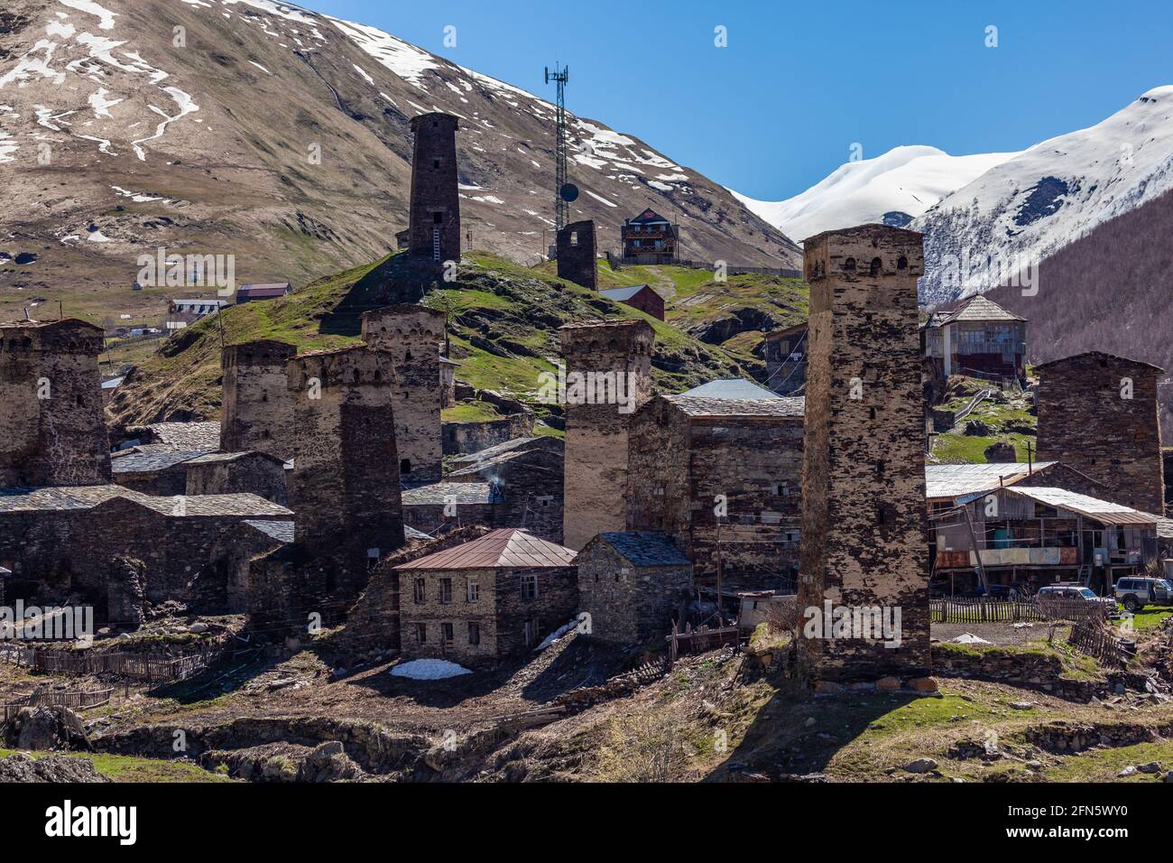 Vue de l'Ushguli, au pied du Mt. Shkhara. Scène magnifique et pittoresque. Rock de tours et de maisons anciennes en Ushguli, Géorgie. Les voyages. Banque D'Images