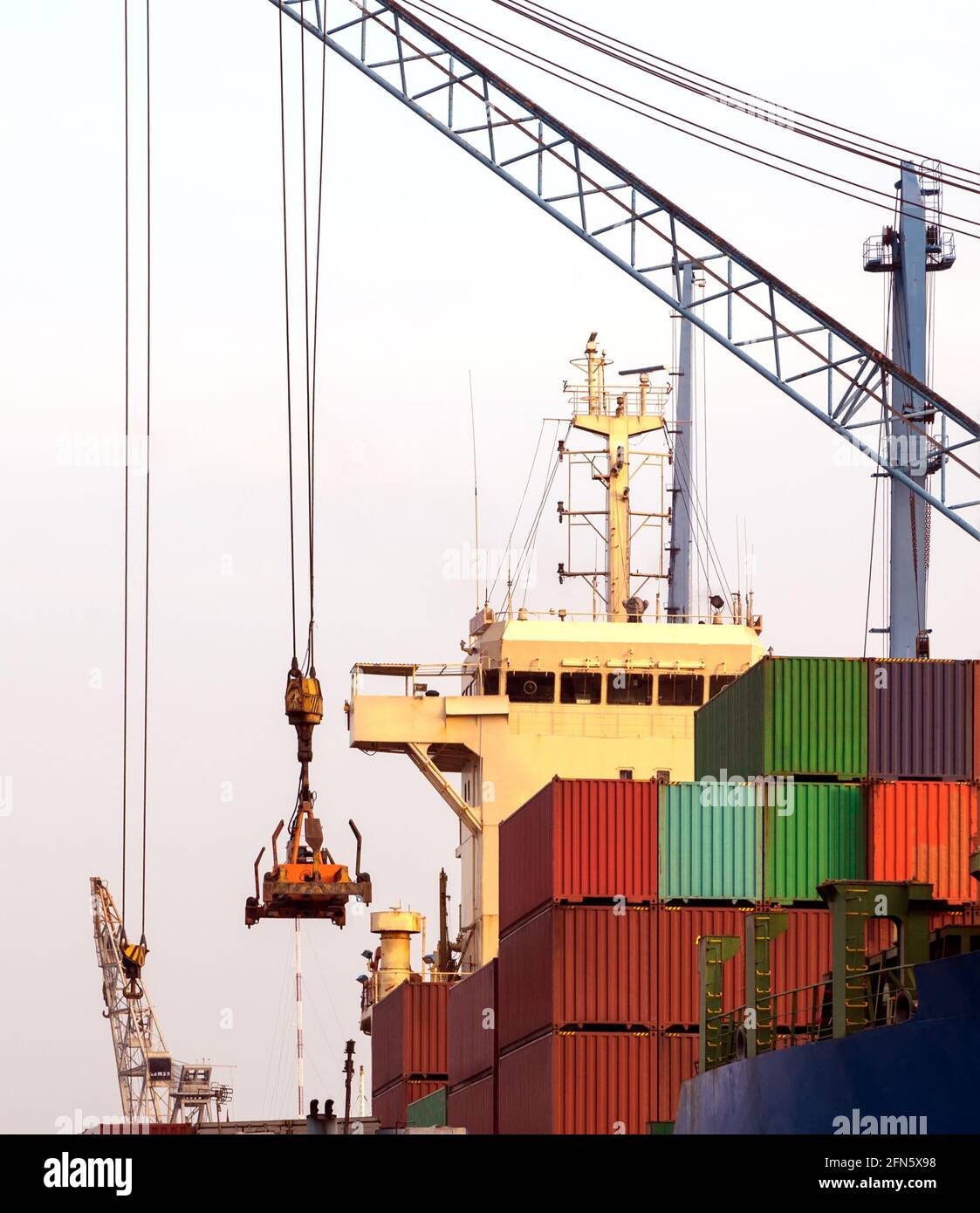Grues de chargement à conteneur. Terminal d'exportation d'importation de logistique et de transport. Conteneurs navire de cargaison Banque D'Images