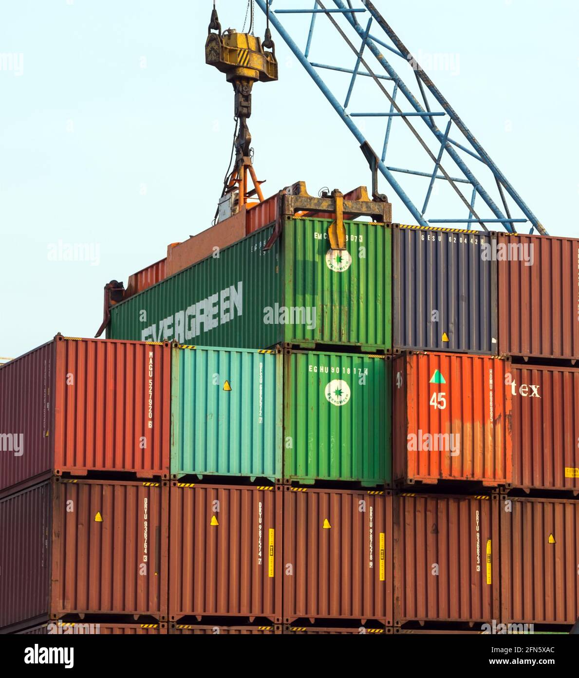 Canal de Suez, Égypte - 29 mars 2021 : grues de fret à conteneurs déchargement de conteneurs dans le navire Evergreen Banque D'Images