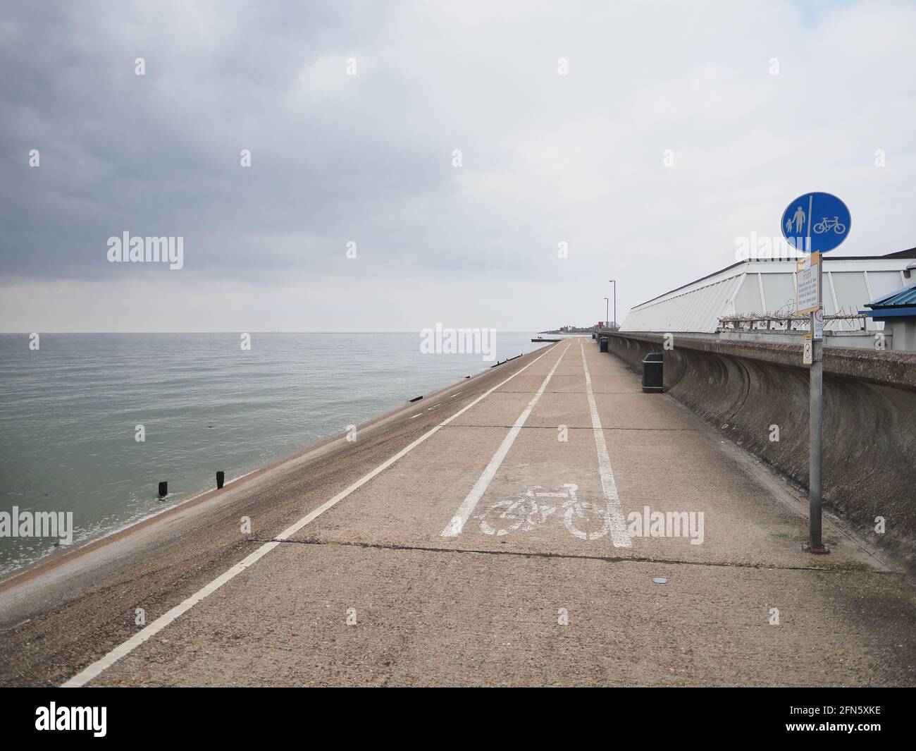 Sheerness, Kent, Royaume-Uni. 14 mai 2021. La plage de Sheerness dans le Kent a une fois de plus reçu le prix du drapeau bleu très convoité ainsi que deux autres plages de l'île de Sheppey : Minster Leas & Leysdown. Crédit : James Bell/Alay Live News Banque D'Images