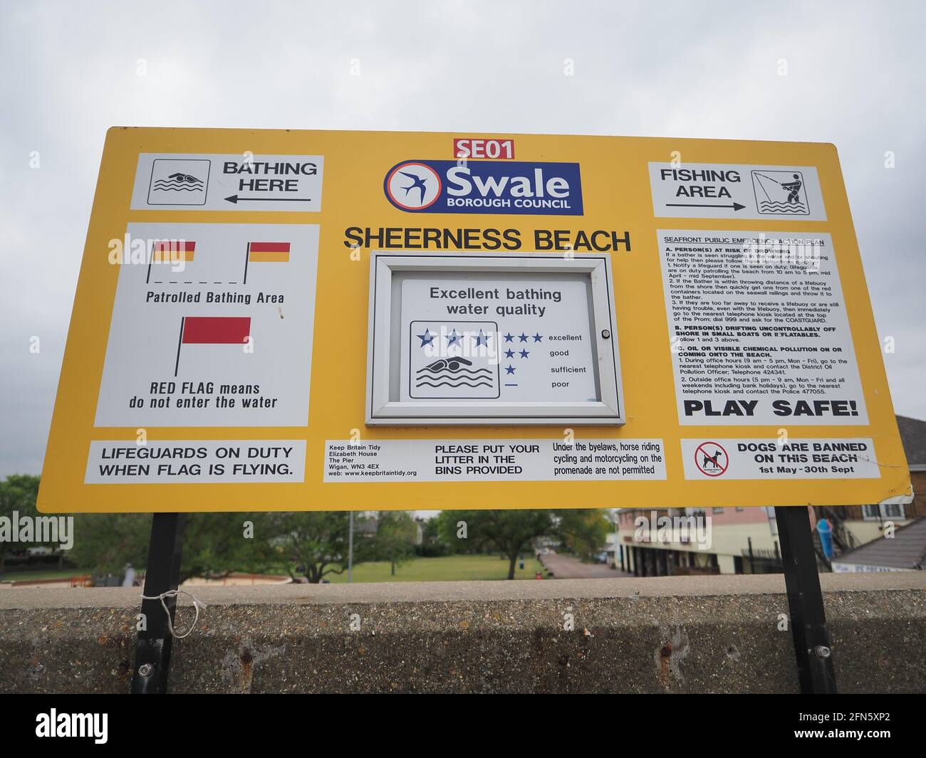 Sheerness, Kent, Royaume-Uni. 14 mai 2021. La plage de Sheerness dans le Kent a une fois de plus reçu le prix du drapeau bleu très convoité ainsi que deux autres plages de l'île de Sheppey : Minster Leas & Leysdown. Crédit : James Bell/Alay Live News Banque D'Images
