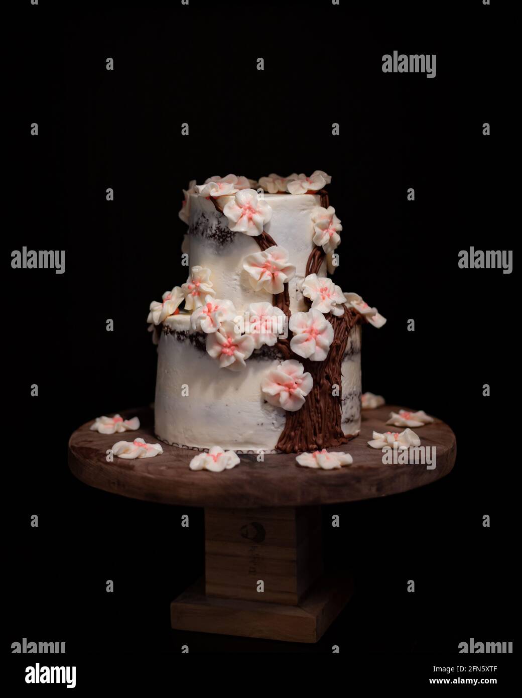 Petit Gateau De Mariage Aux Cerisiers En Fleurs Sur Un Presentoir A Gateaux Aux Noix Photo Stock Alamy