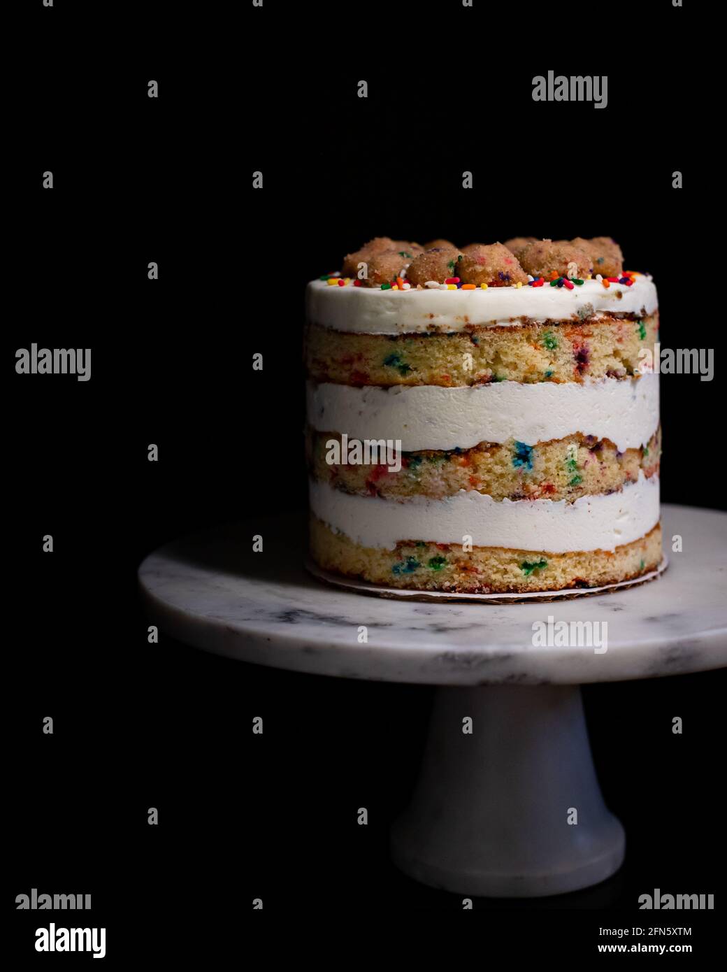 Saupoudrer Le Gateau D Anniversaire Arc En Ciel Sur Un Presentoir A Gateaux En Marbre Blanc Photo Stock Alamy