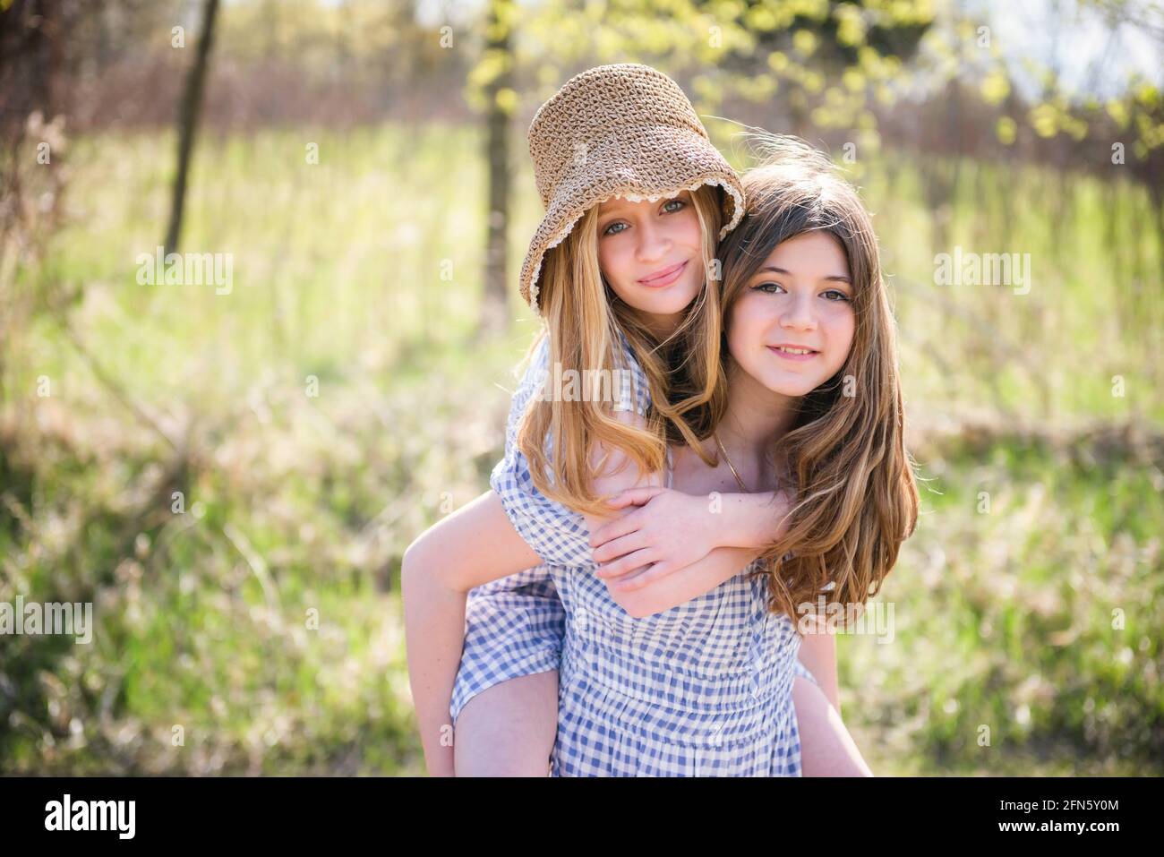 Deux jeunes filles adolescentes heureuses dans des sundresses à l'extérieur. Banque D'Images
