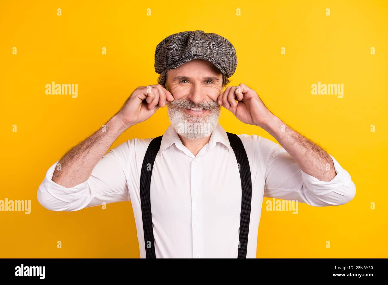 Photo portrait d'un homme barbu avec moustache en blanc bretelles de  chemises isolées de couleur jaune vif Photo Stock - Alamy