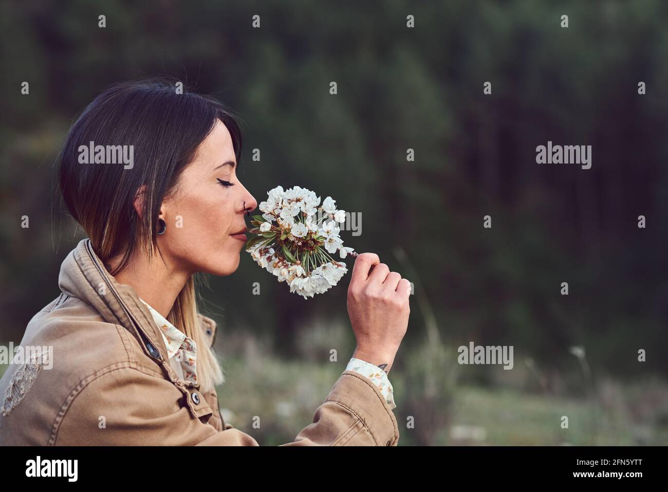 Femme sur la montagne. Elle est dans une forêt avec des pins. Banque D'Images