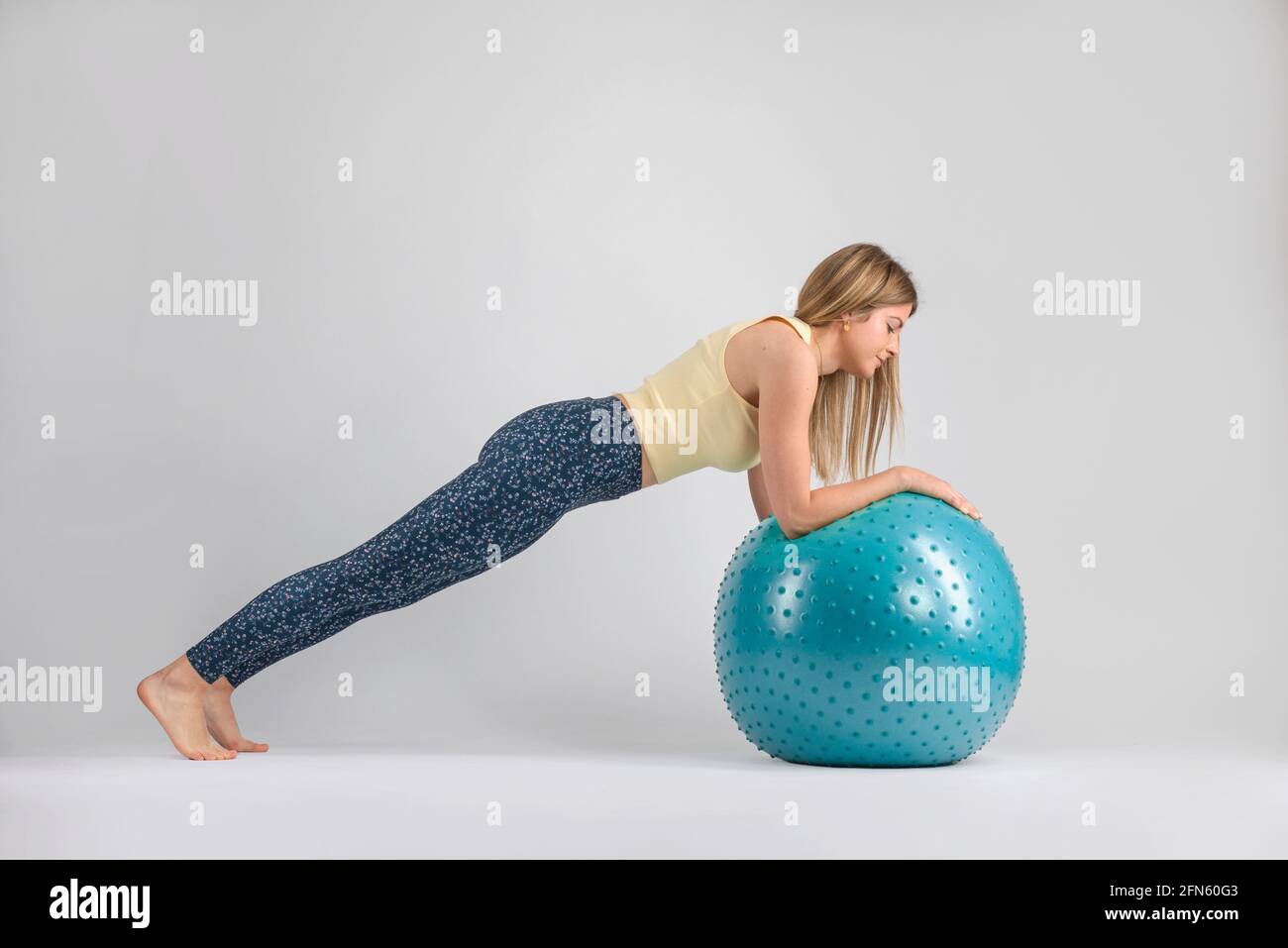 jeune fille de forme physique avec pilates ball exercice abdominaux Banque D'Images