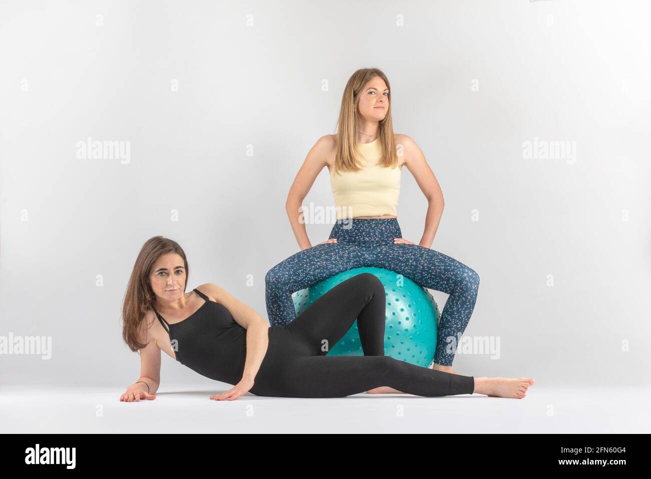 deux jeunes filles avec pilates ball Banque D'Images