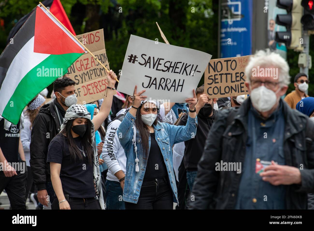 Demonstrantin hält ein Schild mit der Aufschrift: ' Save Sheikh Jarrah '. Env. 1000 Menschen versammelten sich am 14. Mai in München, UM ihre Solidarität mit den Palästinenser*innen und den Menschen in Gaza zu zeigen. * Demonstrantor tient la lecture de signe: ' Save Sheikh Jarrah '. Environ 1000 personnes se sont rassemblées de façon spontanée le 14 mai 2021 à Munich, en Allemagne, pour montrer leur solidarité avec le peuple palestinien et le peuple de Gaza. (Photo par Alexander Pohl/Sipa USA) Banque D'Images