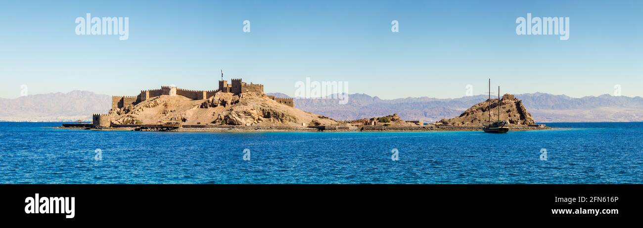 Panorama de la Citadelle médiévale de Saladin sur l'île du Pharaon dans le golfe d'Aqaba, en Égypte. Banque D'Images
