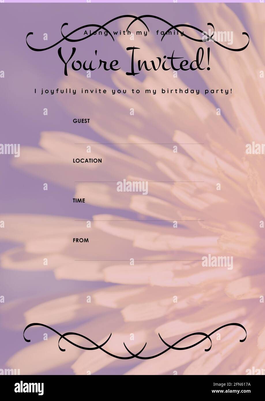 Vous êtes invité message en noir avec fleur, invitation avec espace de détails sur fond violet Banque D'Images