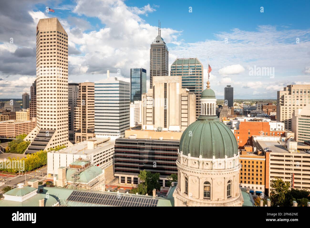 Indiana Statehouse et les gratte-ciel d'Indianapolis pendant un après-midi ensoleillé. Banque D'Images