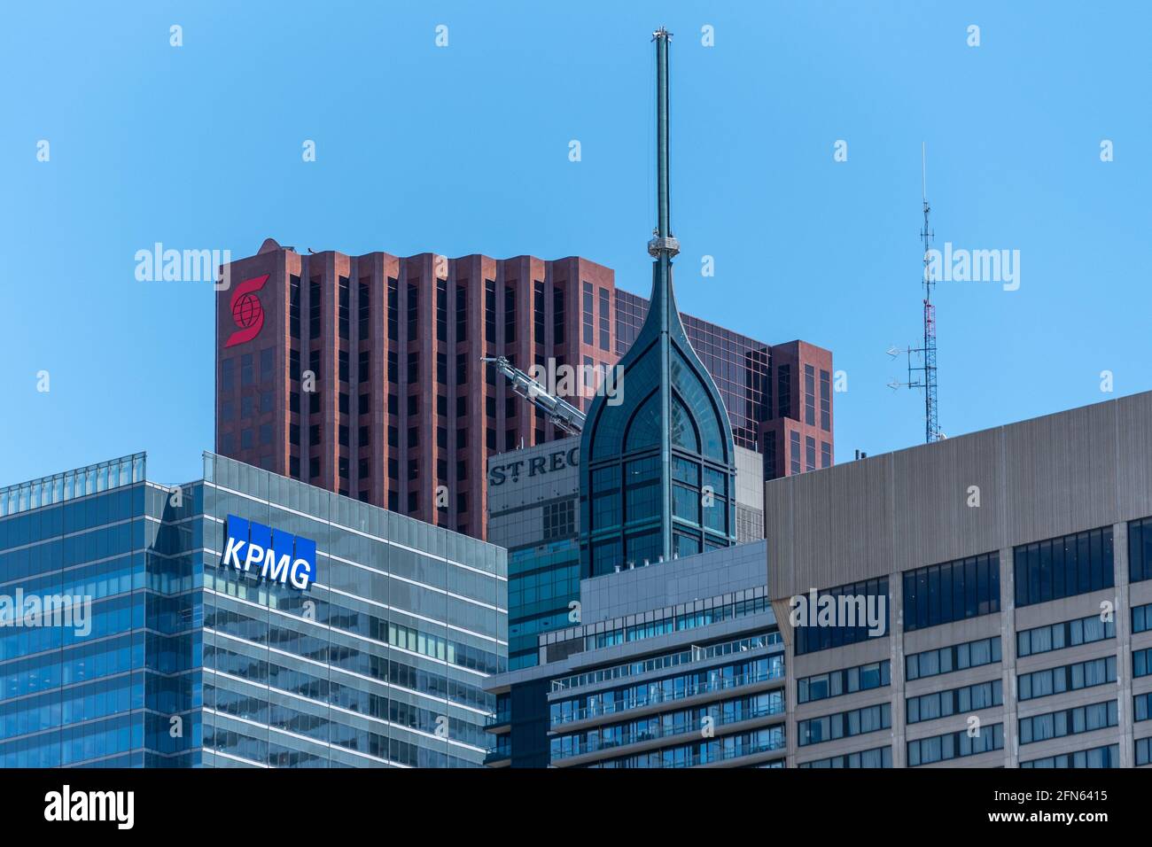 Zoomez sur les gratte-ciel du quartier du centre-ville de Toronto, Canada. Les logos de KPMG et de la Banque Scotia sont visibles au-dessus des bâtiments Banque D'Images