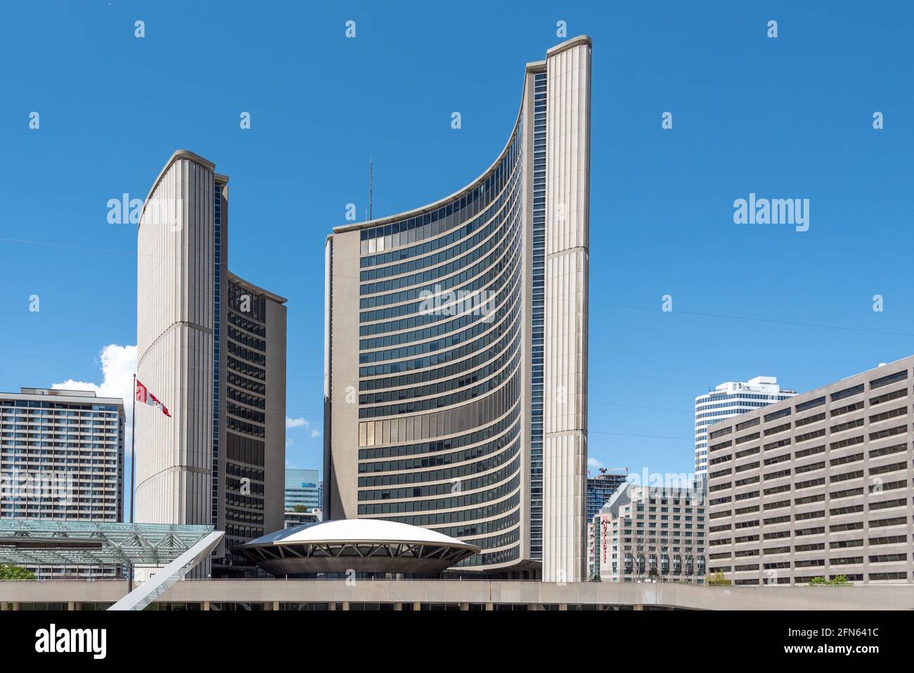 Nouvel hôtel de ville à Nathan Phillips Square, dans le quartier du centre-ville de Toronto, Canada Banque D'Images