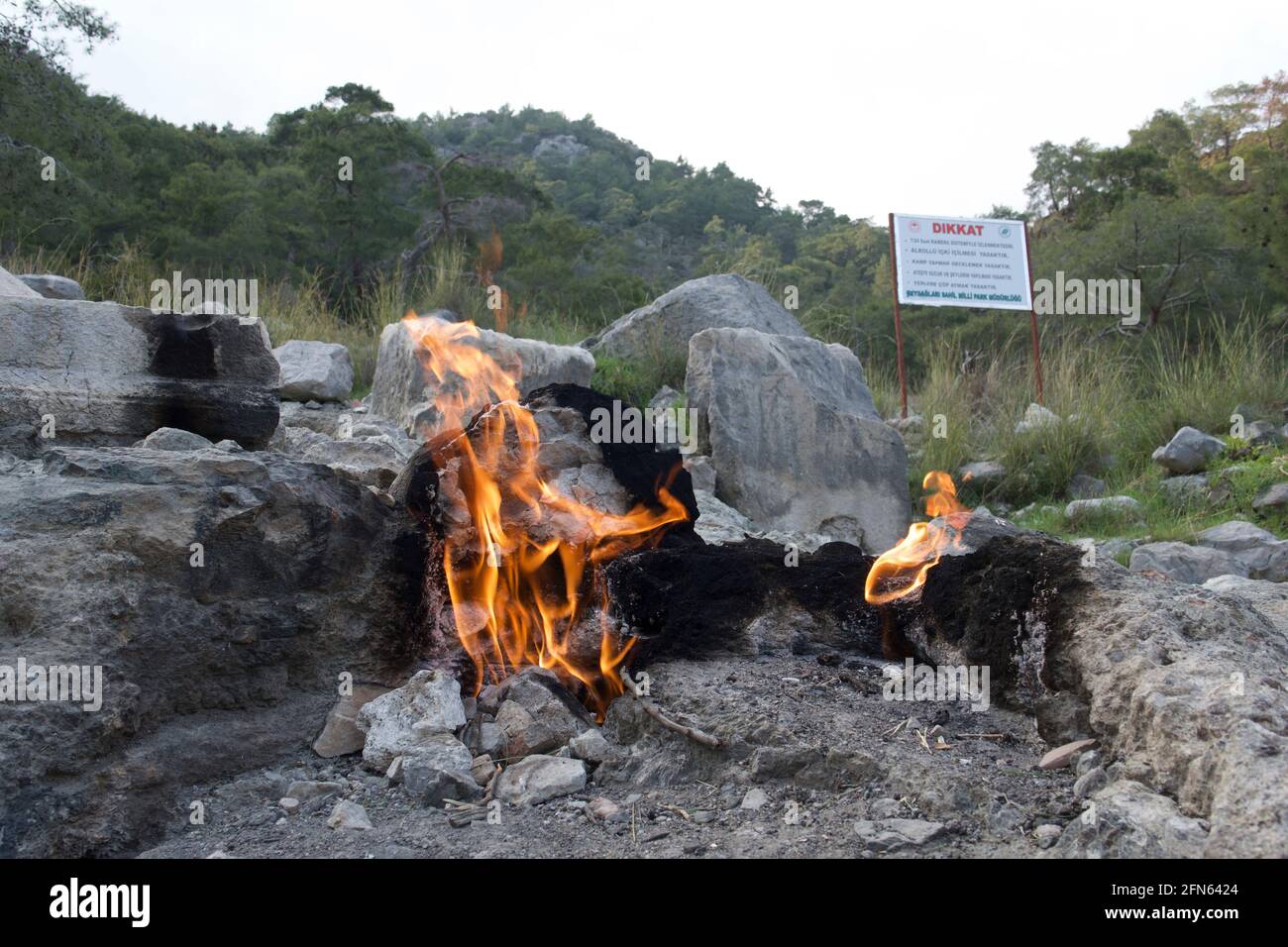Les flammes émergent des rochers de la Chimera, Cirali, Turquie Banque D'Images
