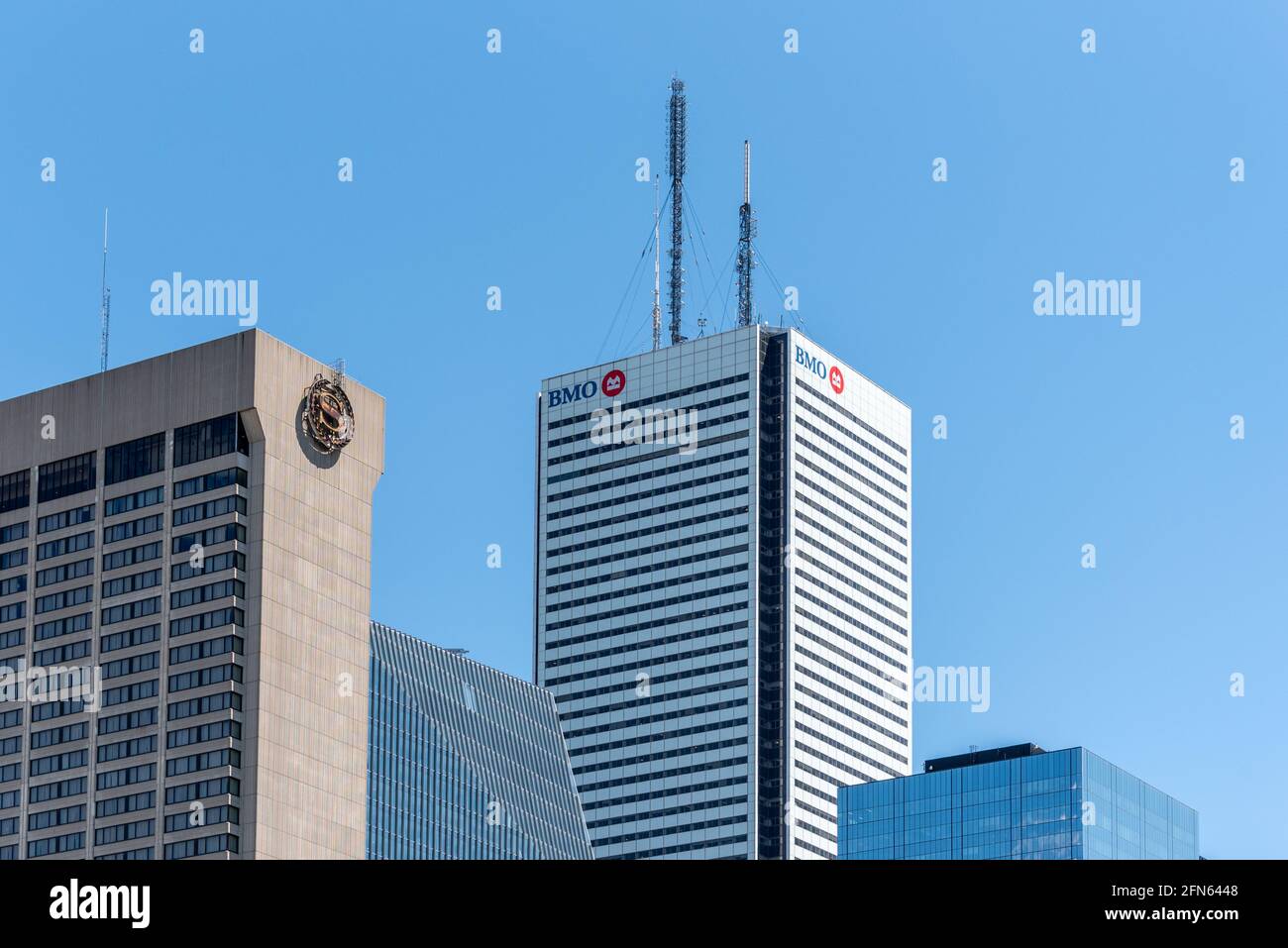 Zoomez sur les gratte-ciel du quartier du centre-ville de Toronto, Canada. Les logos du Sheraton Centre et de BMO sont visibles sur les bâtiments Banque D'Images