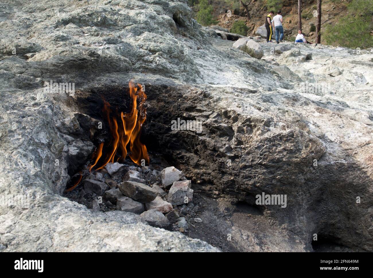 Les flammes émergent des rochers de la Chimera, Cirali, Turquie Banque D'Images