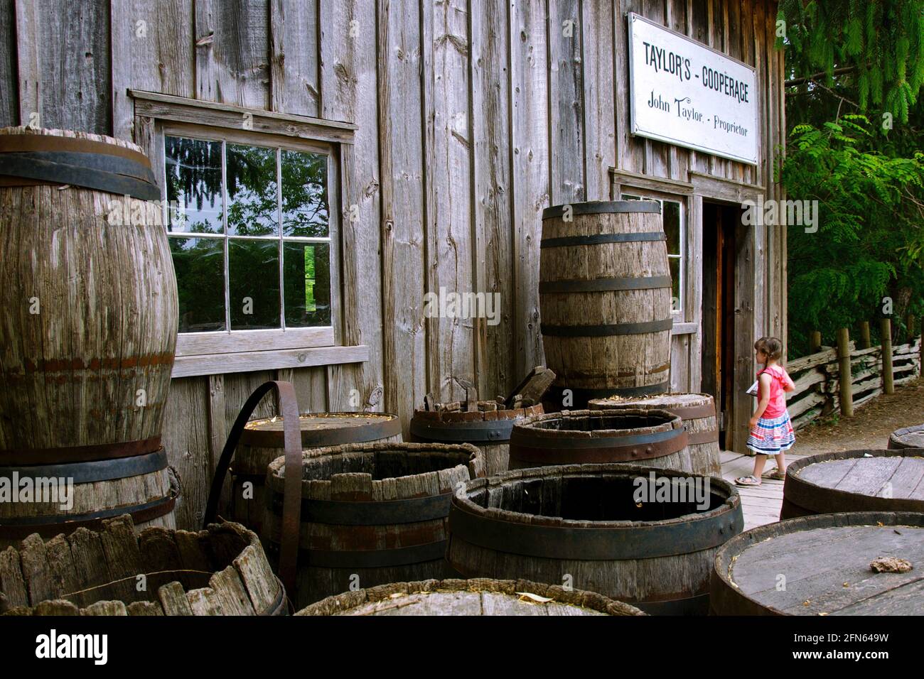 York, Ontario / Canada - 27 mai 2012 : fille dans une ferme avec baril de vin en bois Banque D'Images