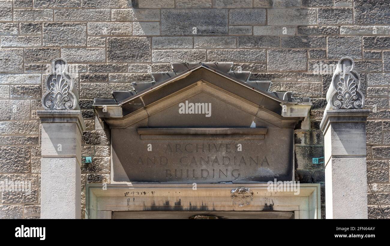 Capitale au sommet d'une porte coloniale en pierre. Détail architectural de l'édifice Archives et Canadiana à Toronto, Canada. Banque D'Images