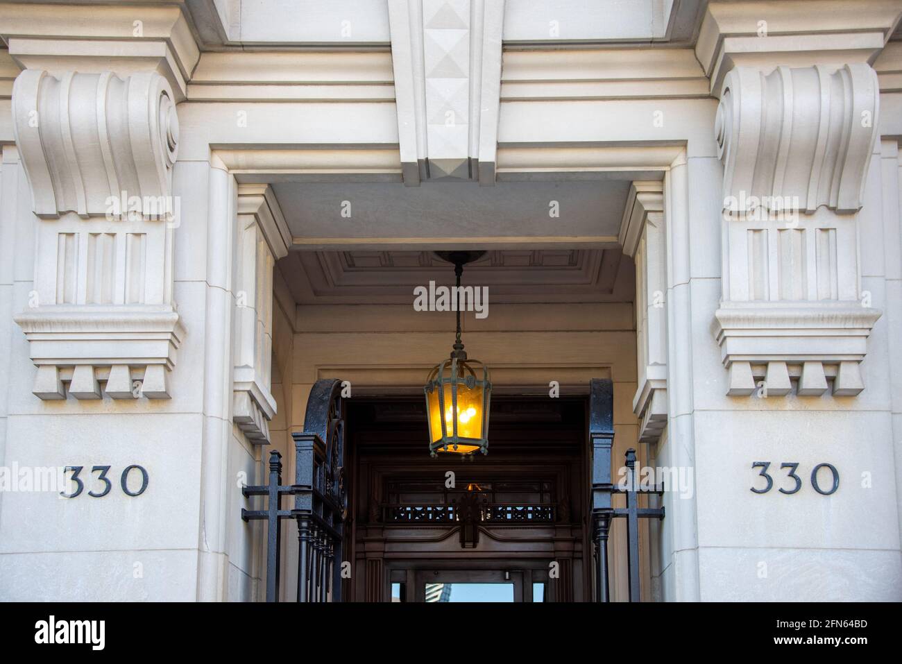 Édifice Canada-vie, avenue University, Toronto, Canada. Détails architecturaux du célèbre lieu et du bâtiment d'attraction touristique Banque D'Images