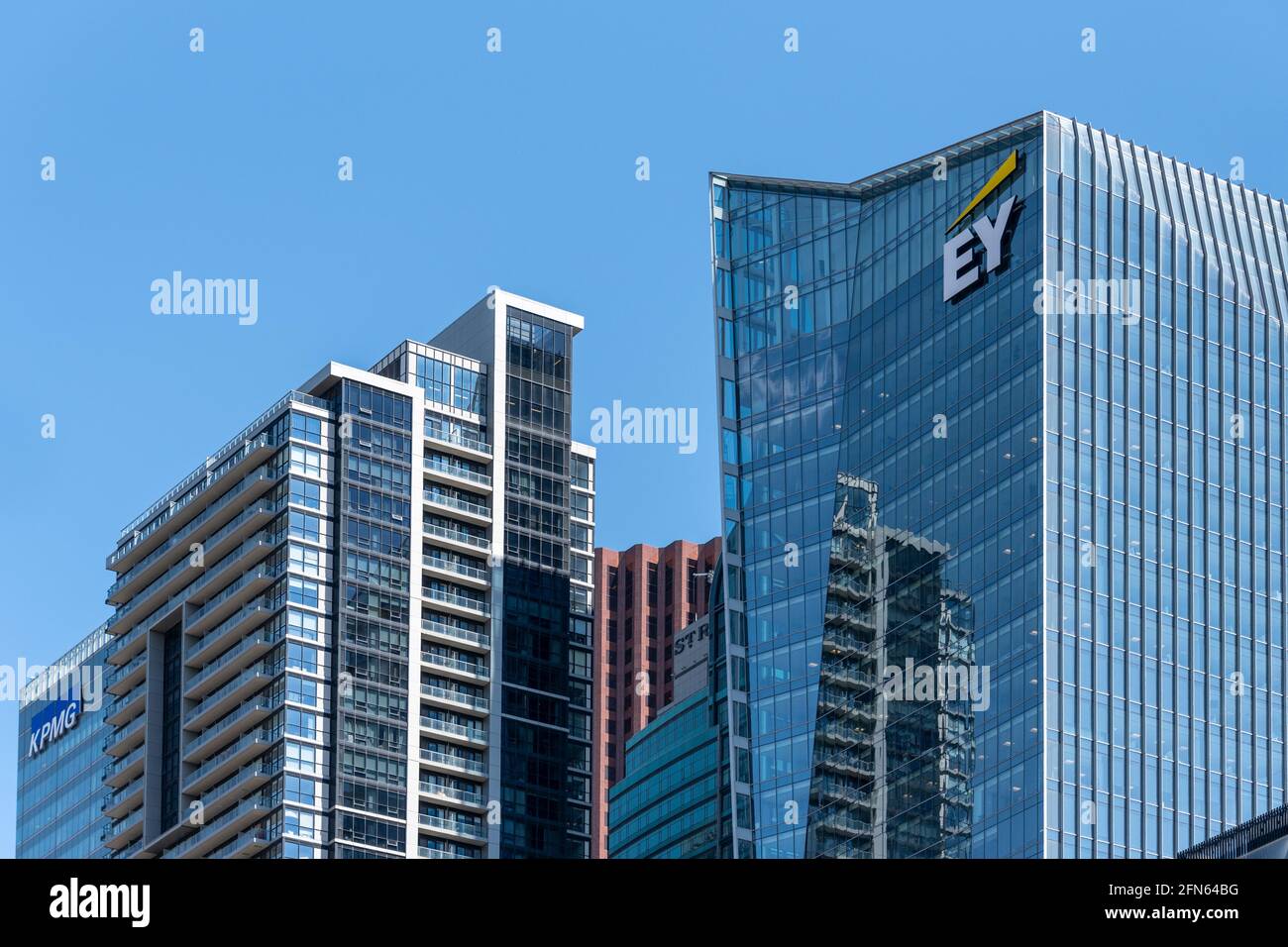 Zoomez sur les gratte-ciel du quartier du centre-ville de Toronto, Canada. Les logos d'EY et de KPMG sont visibles au-dessus des bâtiments Banque D'Images