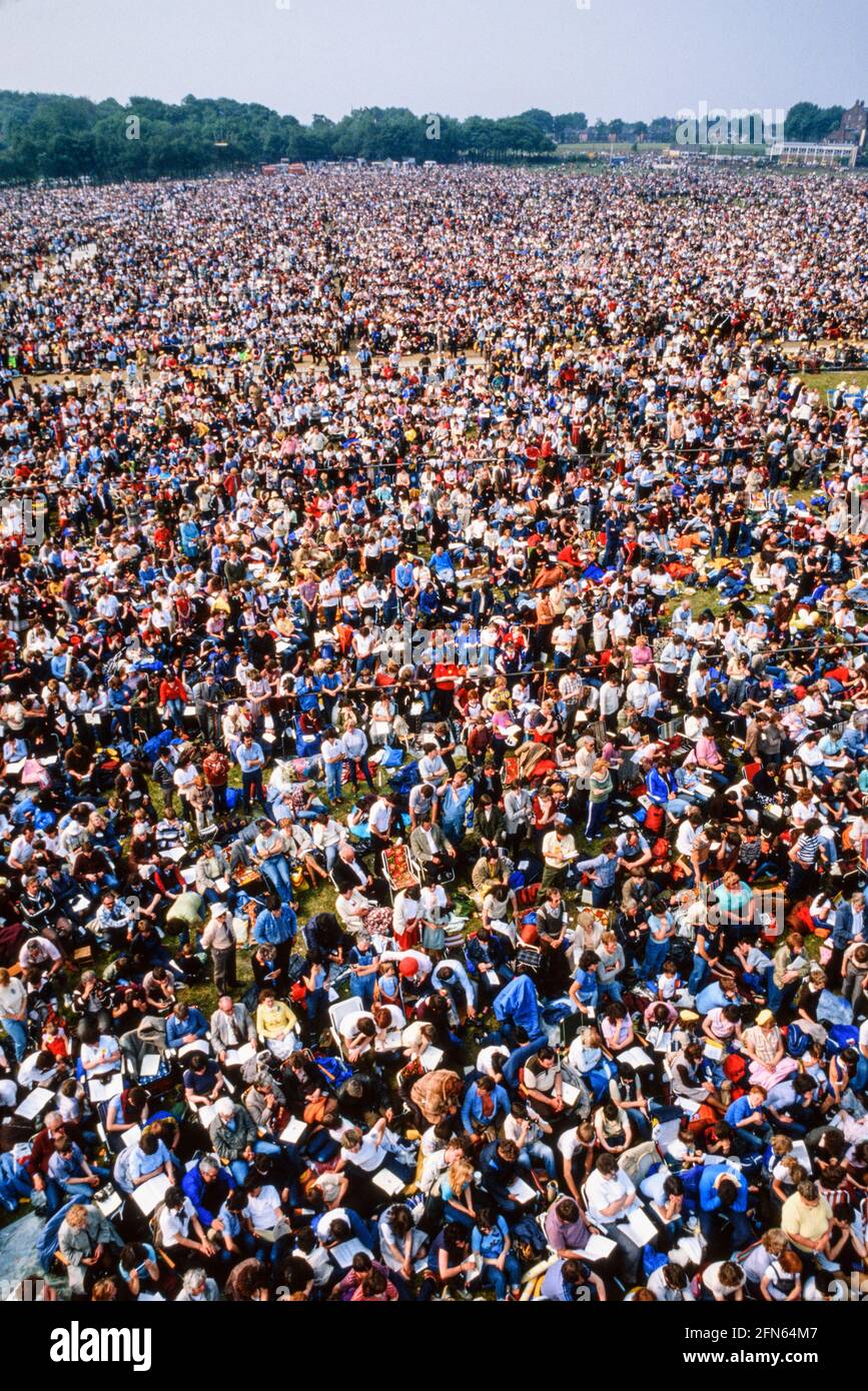 La foule au parc Ninian de Cardiff attend d'entendre le Pape Jean Paul 11 prêche sur sa visite au Royaume-Uni Banque D'Images