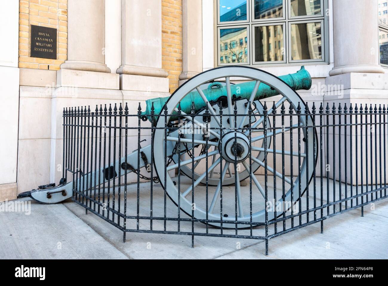 Ancien canon à l'entrée de l'Institut militaire royal canadien, Toronto, Canada Banque D'Images