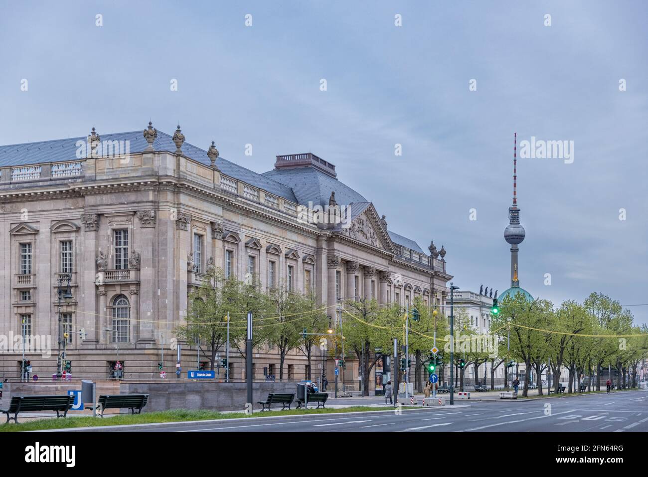 Unter Den Linden est un boulevard principal qui traverse le centre-ville de Berlin. Banque D'Images