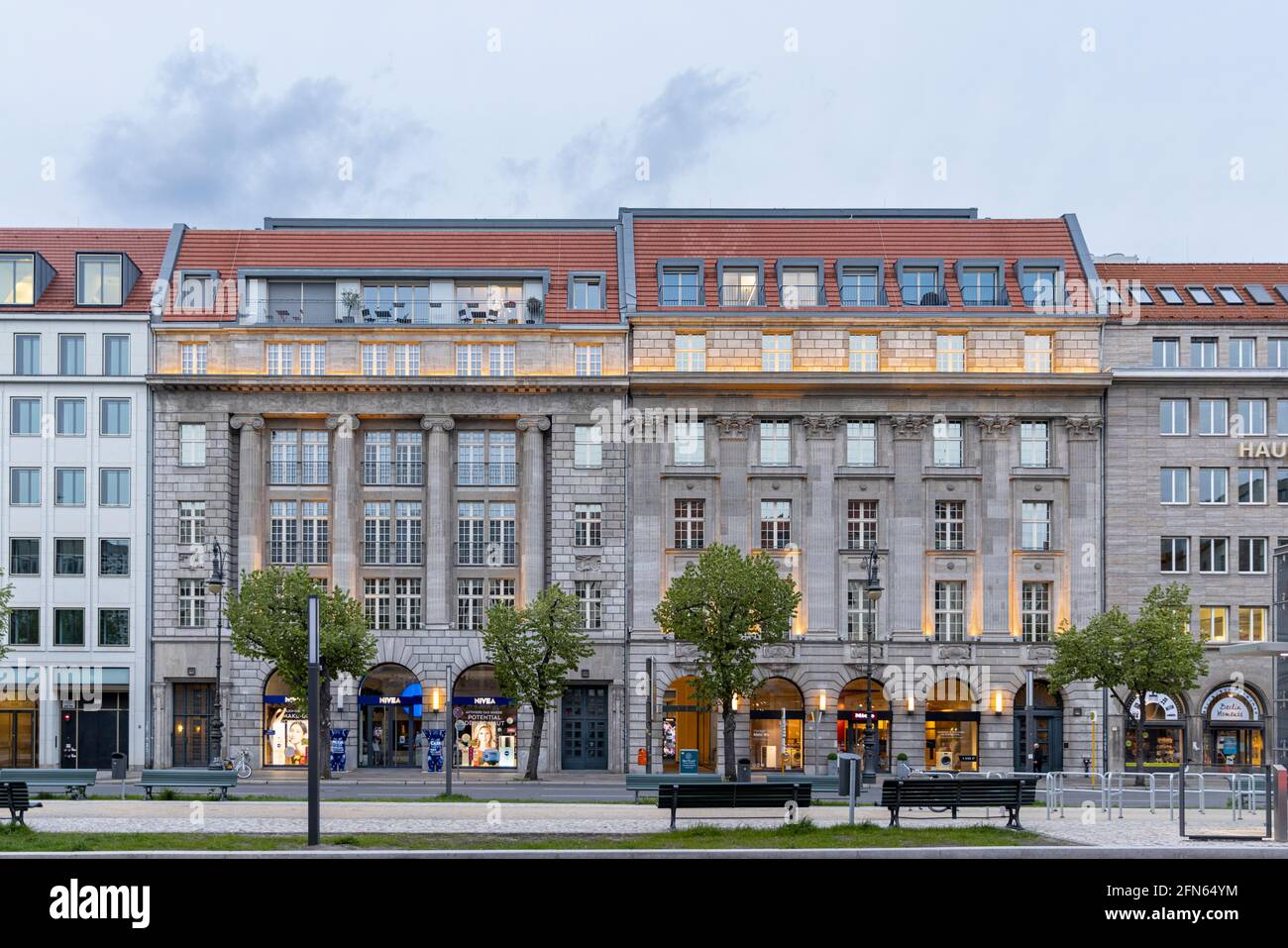Unter Den Linden est un boulevard principal qui traverse le centre-ville de Berlin. Banque D'Images