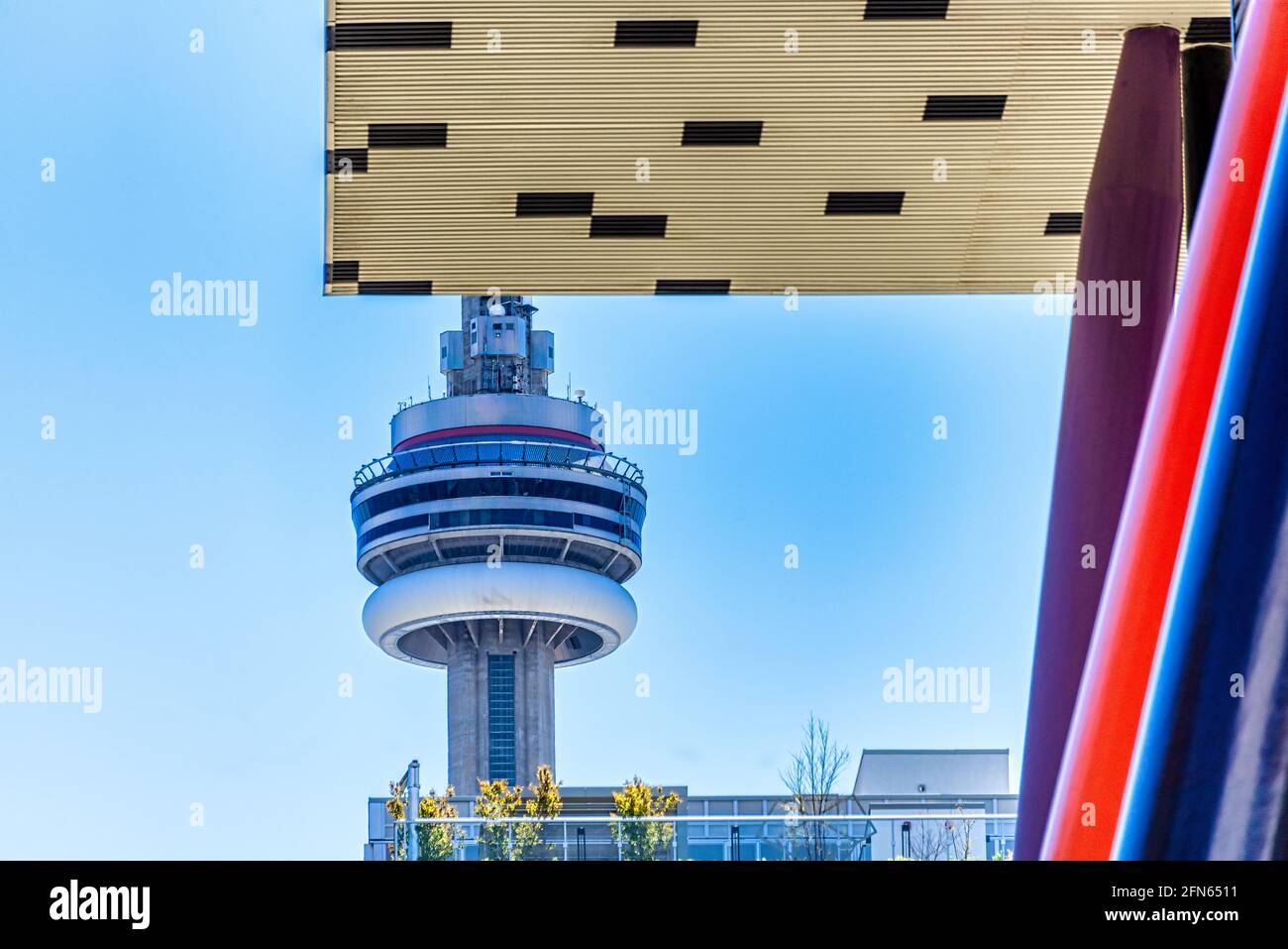 Angle inhabituel de la Tour CN dans le quartier du centre-ville de Toronto, Canada. Le monument est encadré dans le bâtiment de l'université OCAD Banque D'Images