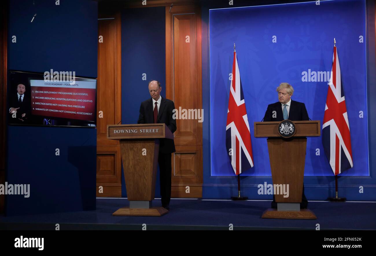 Le Premier ministre Boris Johnson (à droite) et le médecin-hygiéniste en chef, le professeur Chris Whitty, lors d'un exposé des médias à Downing Street, Londres, sur le coronavirus (Covid-19). Date de la photo: Vendredi 14 mai 2021. Banque D'Images