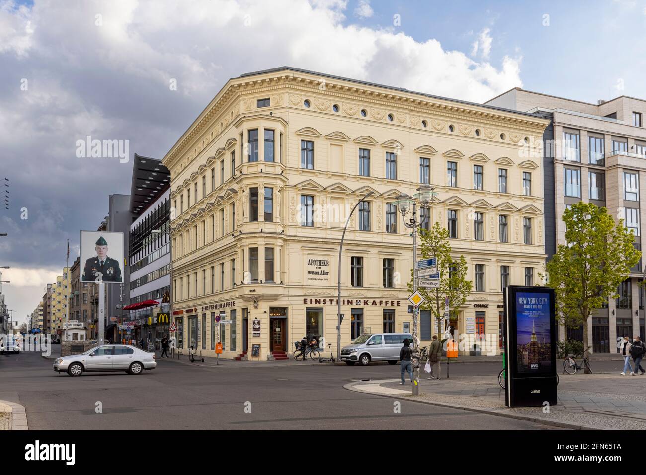 Checkpoint Charly est l'un des monuments historiques de Berlin. À cet endroit, les gens traversaient le secteur américain après la Seconde Guerre mondiale Banque D'Images