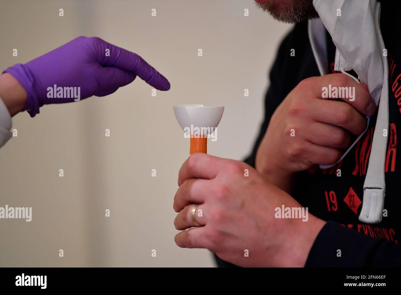 L'illustration montre un tube à essai de salive, car les personnes qui ont participé au test Covid-19 de la semaine dernière sont testées une troisième et dernière fois le Ven Banque D'Images